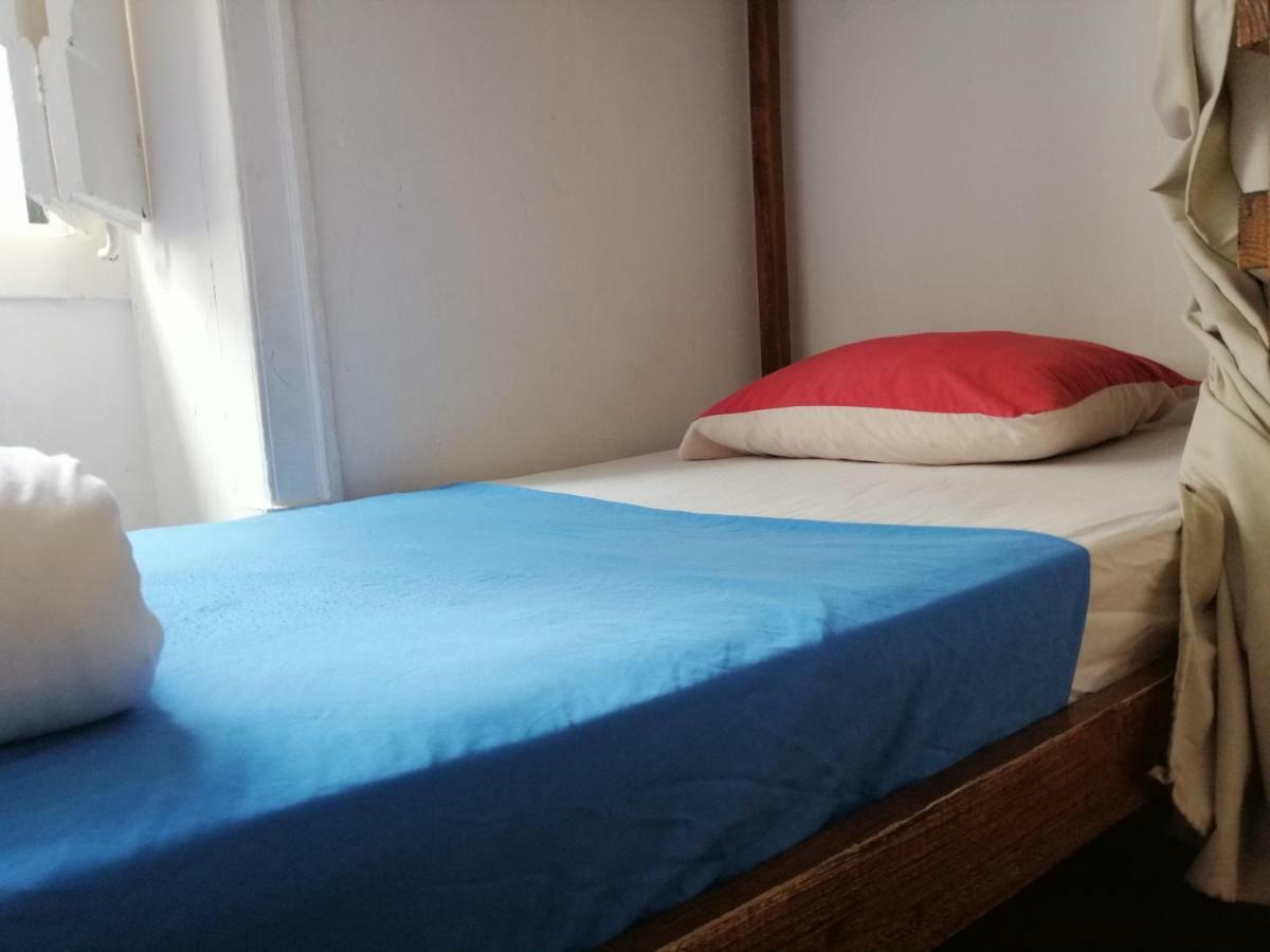 Cama num Dormitório com 8 Camas